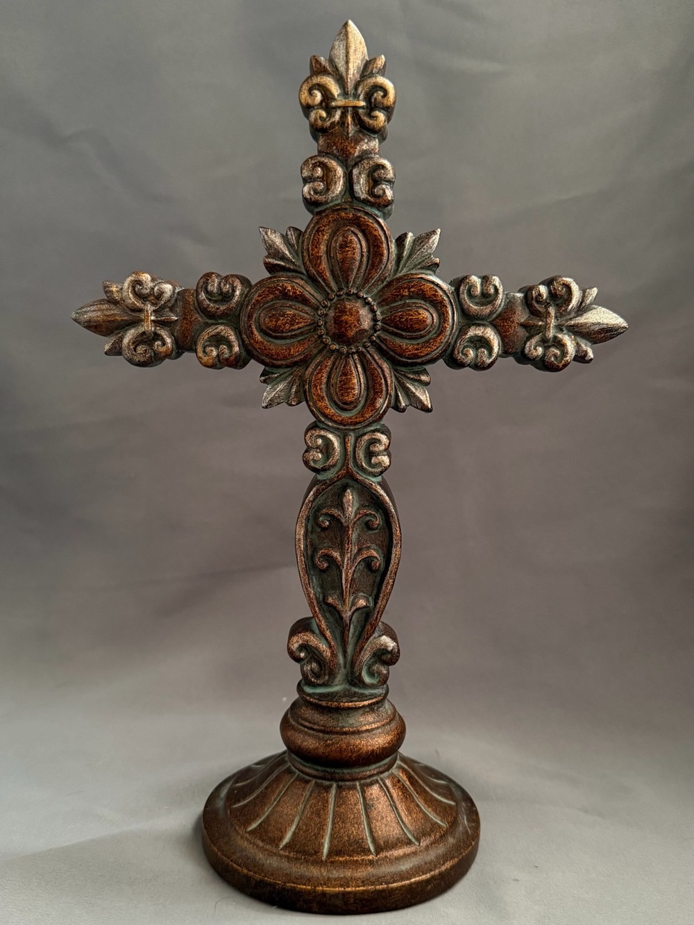 2007 CBK Styles Inc Vintage Brown And Green Resin Cross 6.5” X 10”